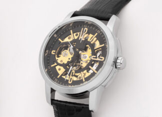 montre squelette femme avec mécanisme visible