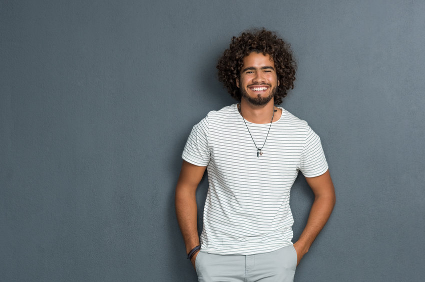 cheveux bouclés courts homme