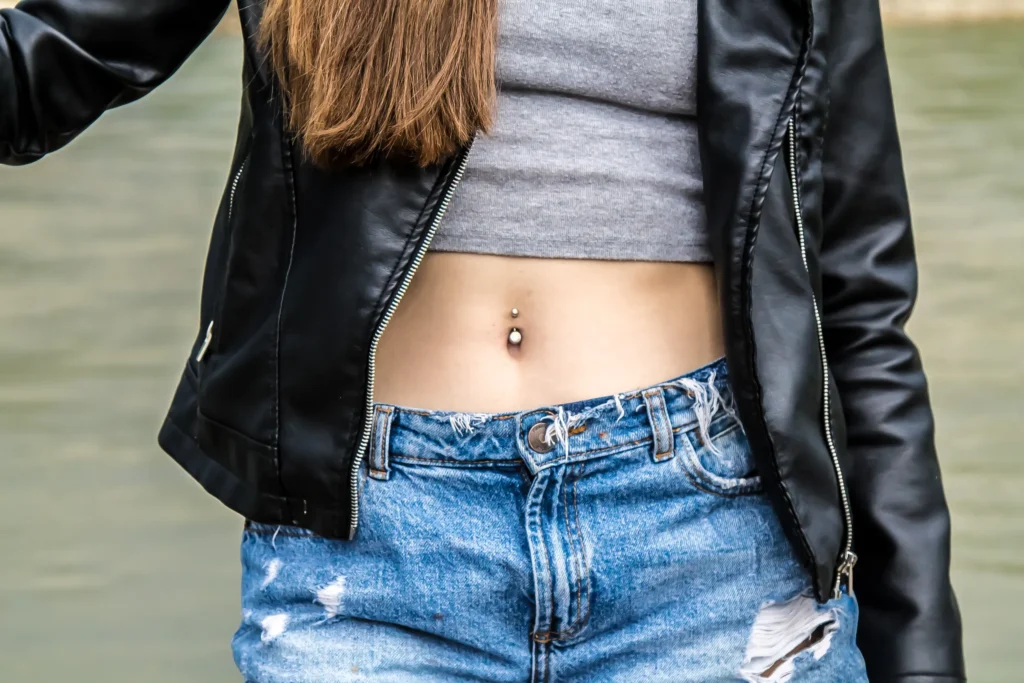 femme avec piercing au nombril