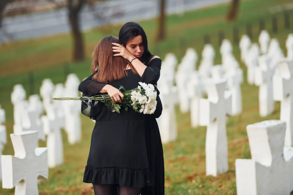 jeunes femmes à un enterrement