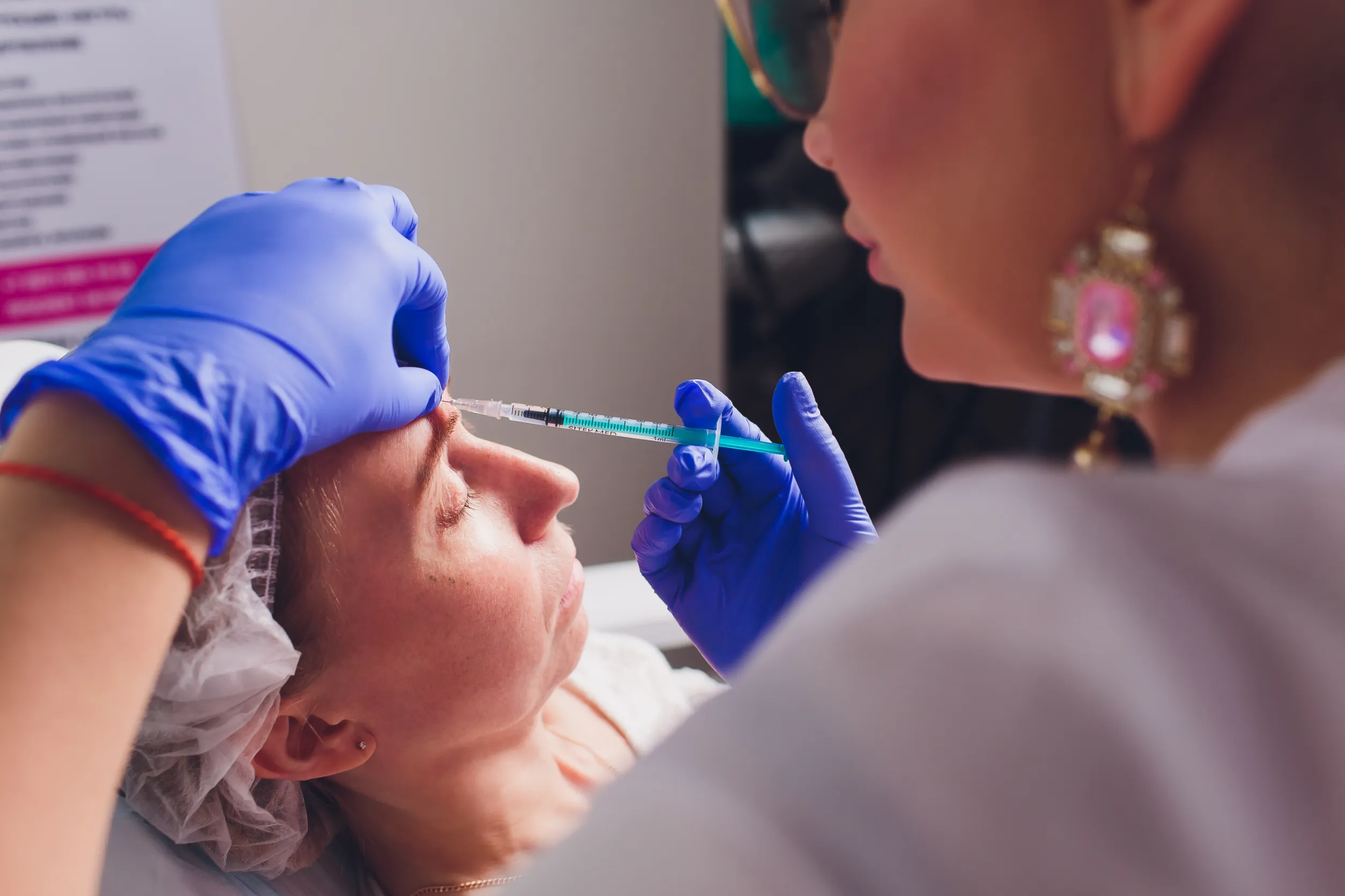 une femme recevant des injections au visage