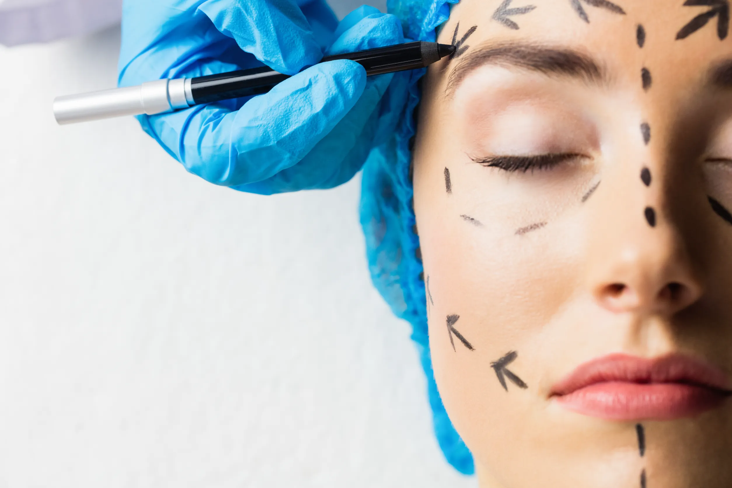 préparation d'une femme aux soins esthétiques du visage