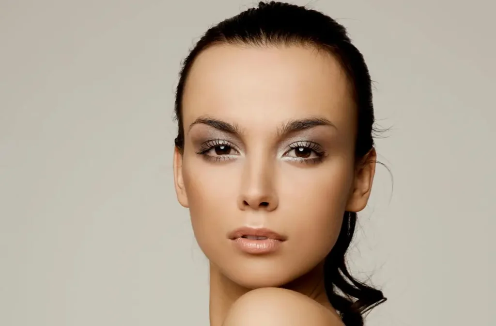 Sublimer son regard : techniques pros (sourcils, cils, maquillage) pour un regard signature Femme au regard signature : sourcils restructurés et maquillage des yeux lumineux argenté