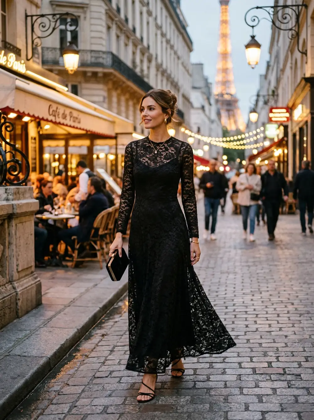 Robe longue en dentelle noire pour une soirée chic Femme portant une robe longue en dentelle noire avec des bijoux dorés fins, ambiance soirée élégante parisienne