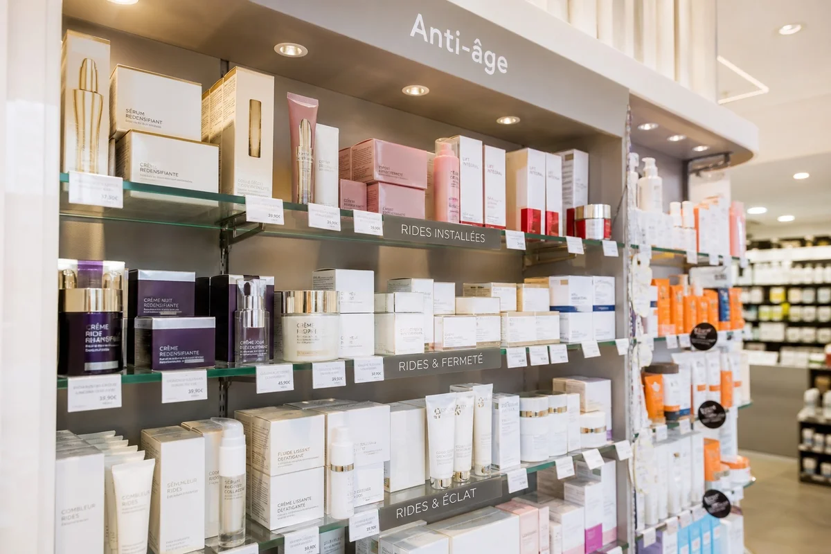 Rayon anti-âge collagène dans une officine française Rayon dermocosmétique d'une pharmacie française avec des crèmes anti-âge au collagène de marques comme Vichy, La Roche-Posay et Caudalie